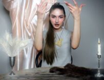 Новая выставка Дарьи Пополитовой застрагивает темы ксенофобии, сексизма и одинокой старости